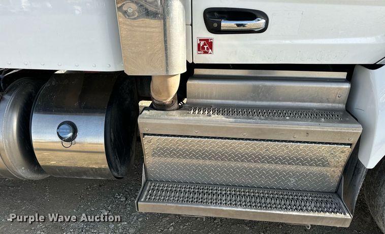 image for item EN5085 2021 Peterbilt semi truck