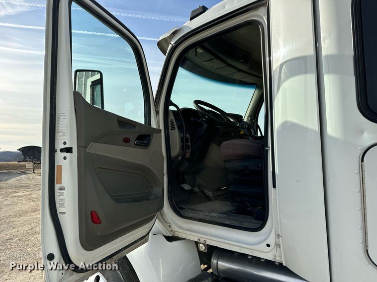 image for item EN5085 2021 Peterbilt semi truck