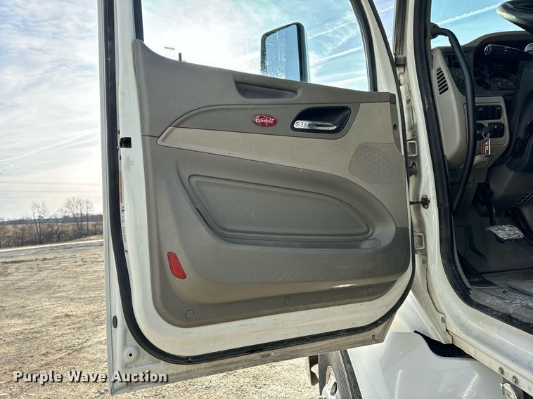 image for item EN5085 2021 Peterbilt semi truck