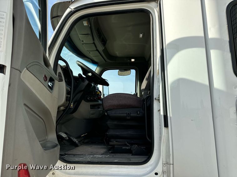 image for item EN5085 2021 Peterbilt semi truck