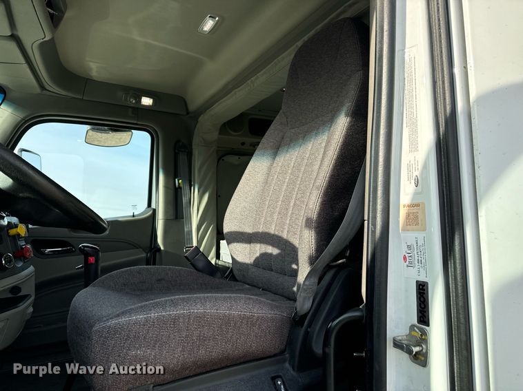 image for item EN5085 2021 Peterbilt semi truck