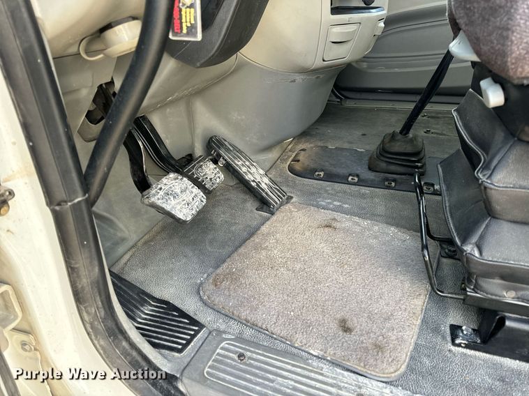 image for item EN5085 2021 Peterbilt semi truck