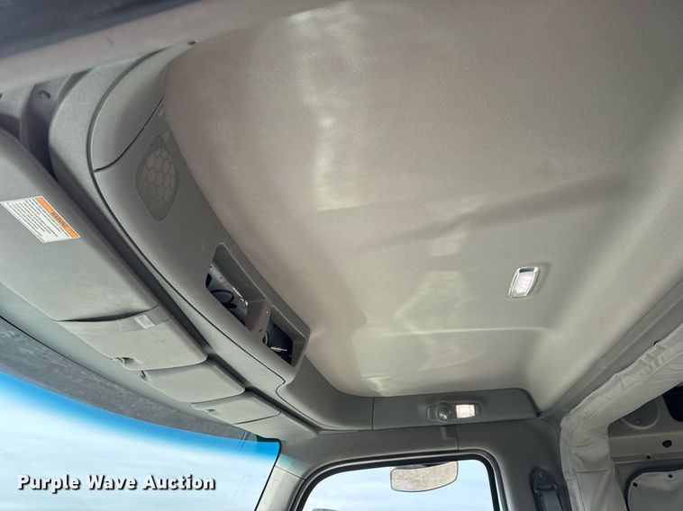 image for item EN5085 2021 Peterbilt semi truck