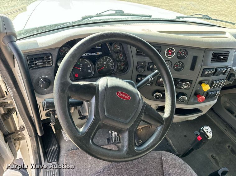 image for item EN5085 2021 Peterbilt semi truck
