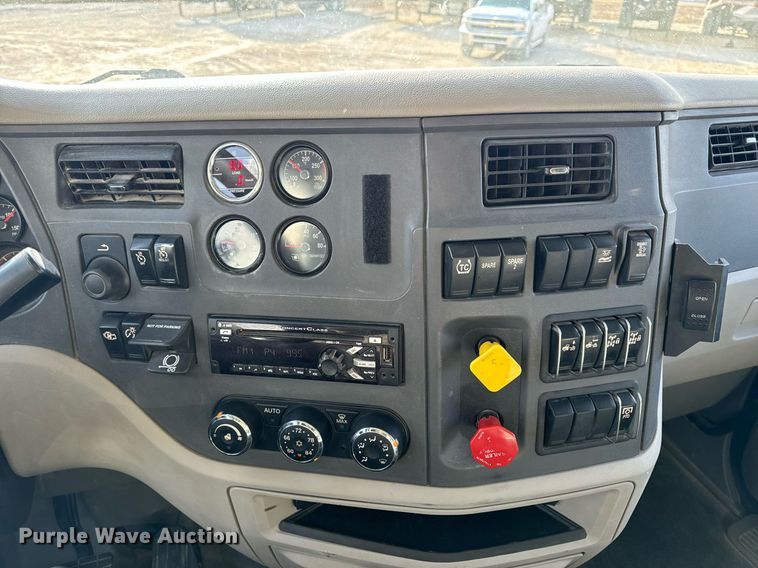 image for item EN5085 2021 Peterbilt semi truck