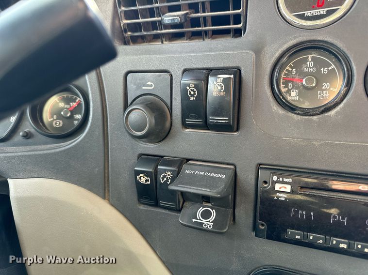 image for item EN5085 2021 Peterbilt semi truck