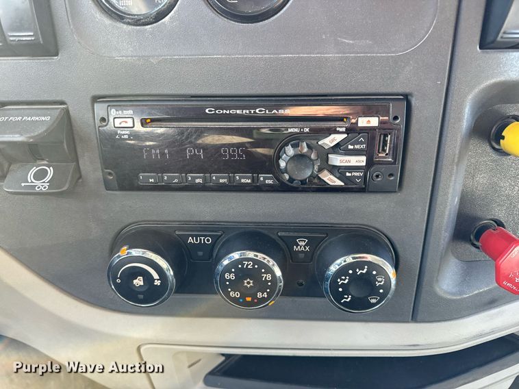 image for item EN5085 2021 Peterbilt semi truck