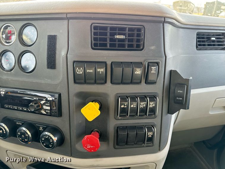 image for item EN5085 2021 Peterbilt semi truck