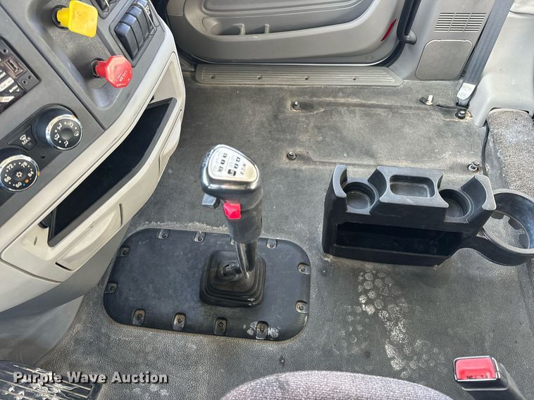 image for item EN5085 2021 Peterbilt semi truck