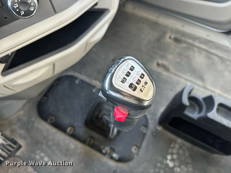 image for item EN5085 2021 Peterbilt semi truck