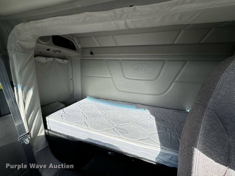 image for item EN5085 2021 Peterbilt semi truck