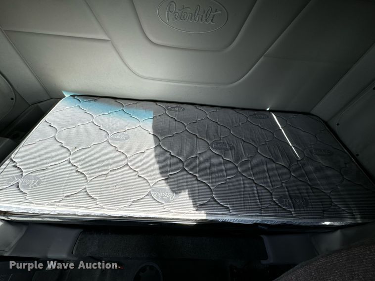 image for item EN5085 2021 Peterbilt semi truck