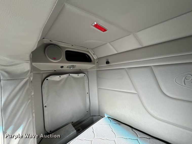 image for item EN5085 2021 Peterbilt semi truck