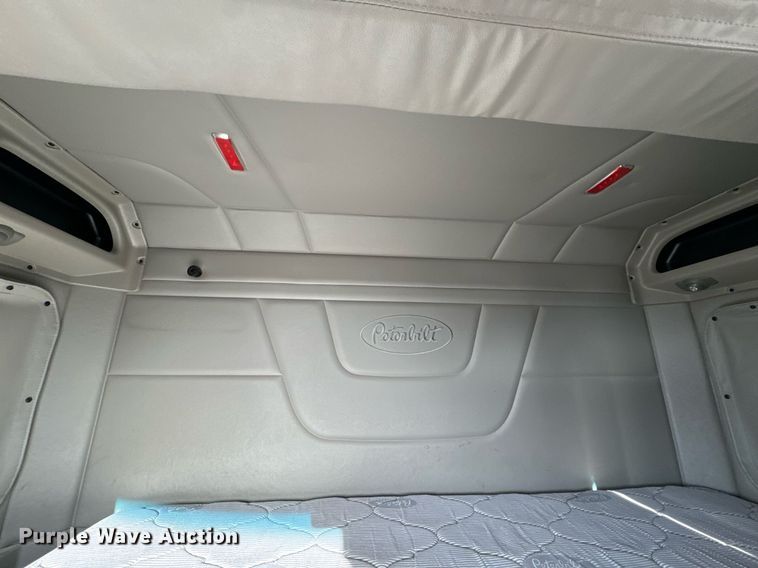 image for item EN5085 2021 Peterbilt semi truck