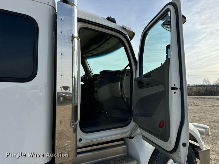 image for item EN5085 2021 Peterbilt semi truck