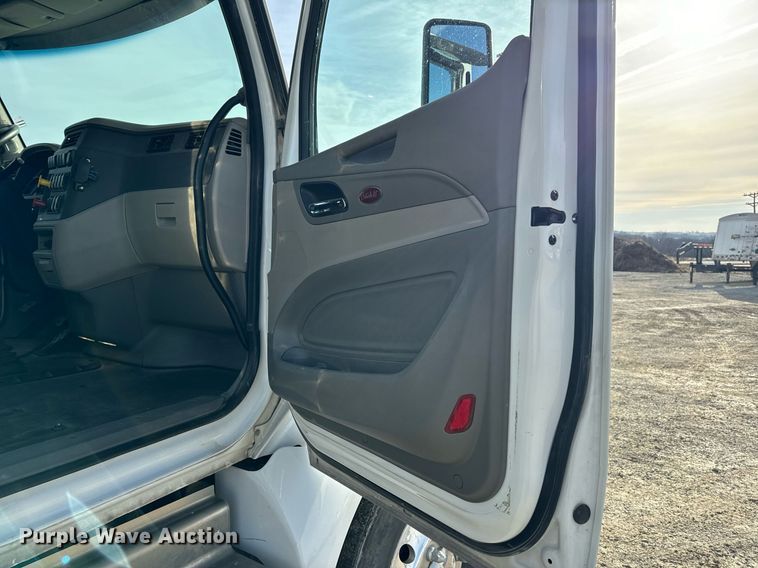 image for item EN5085 2021 Peterbilt semi truck