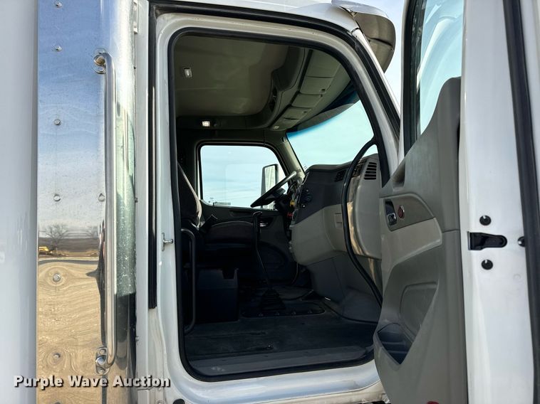 image for item EN5085 2021 Peterbilt semi truck