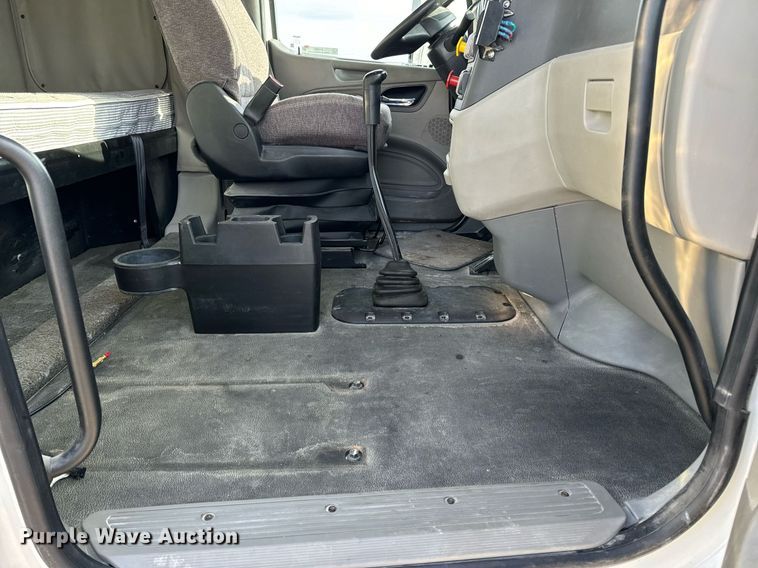 image for item EN5085 2021 Peterbilt semi truck