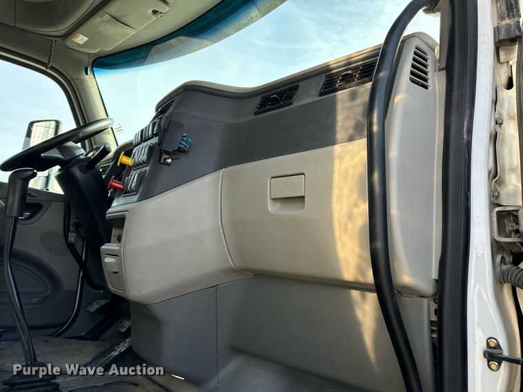 image for item EN5085 2021 Peterbilt semi truck