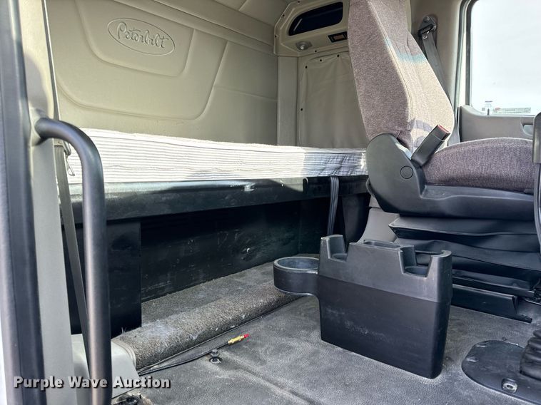 image for item EN5085 2021 Peterbilt semi truck