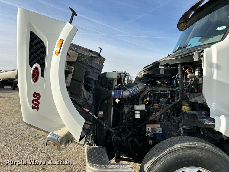 image for item EN5085 2021 Peterbilt semi truck