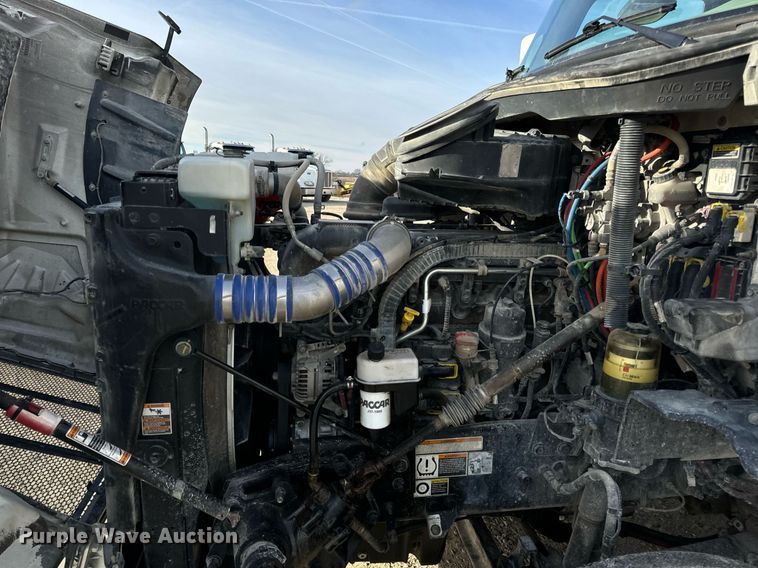 image for item EN5085 2021 Peterbilt semi truck