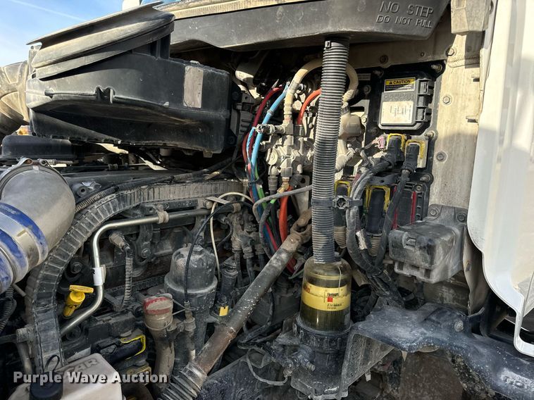 image for item EN5085 2021 Peterbilt semi truck