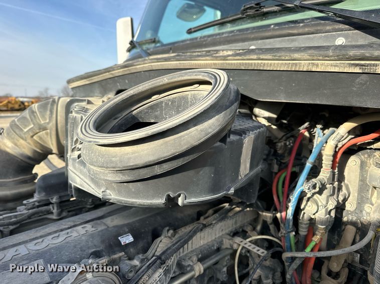 image for item EN5085 2021 Peterbilt semi truck