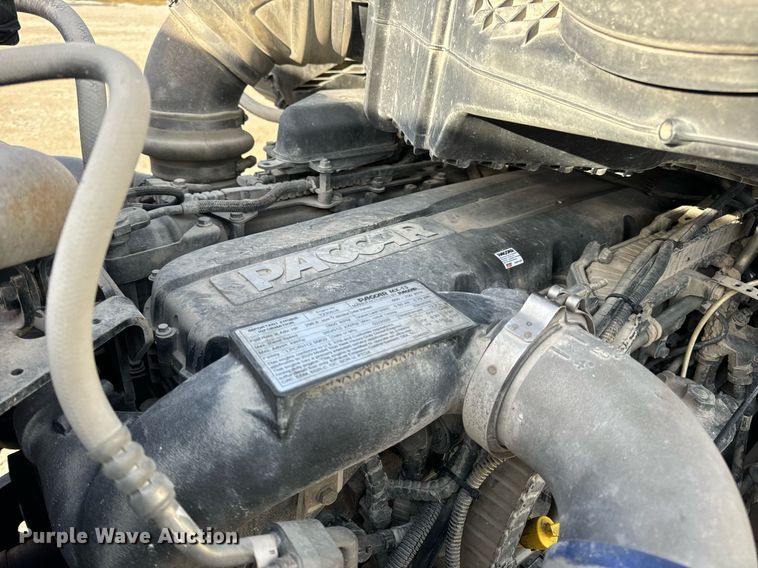 image for item EN5085 2021 Peterbilt semi truck