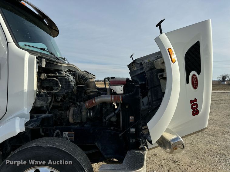 image for item EN5085 2021 Peterbilt semi truck