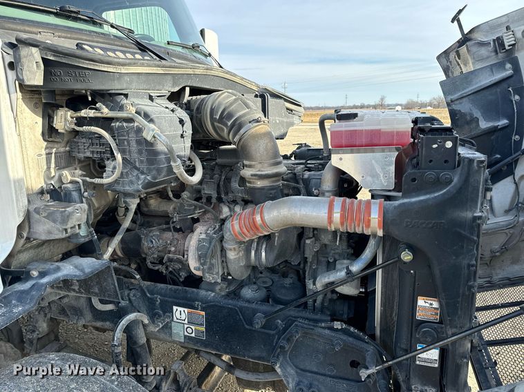 image for item EN5085 2021 Peterbilt semi truck