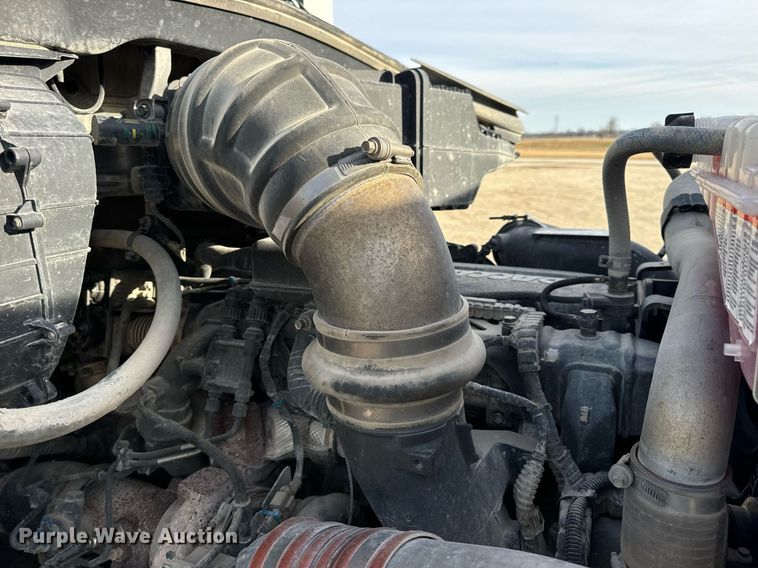 image for item EN5085 2021 Peterbilt semi truck