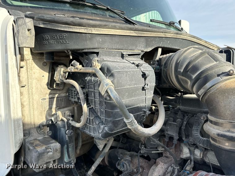 image for item EN5085 2021 Peterbilt semi truck