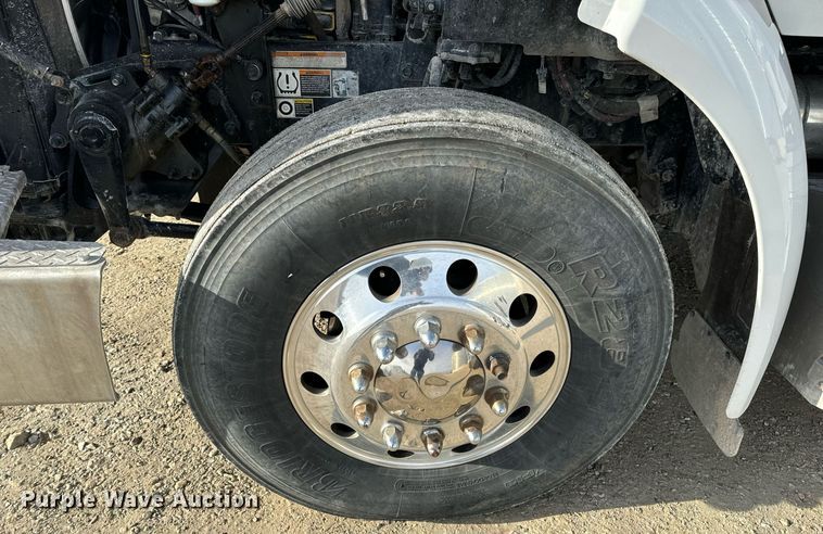 image for item EN5085 2021 Peterbilt semi truck