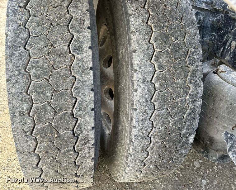 image for item EN5085 2021 Peterbilt semi truck