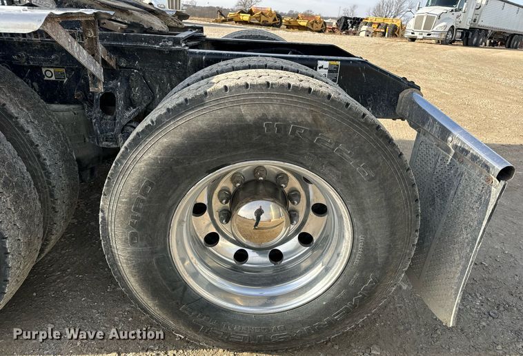 image for item EN5085 2021 Peterbilt semi truck