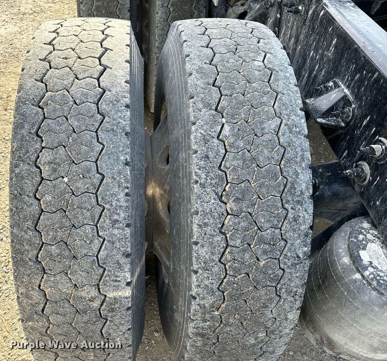 image for item EN5085 2021 Peterbilt semi truck