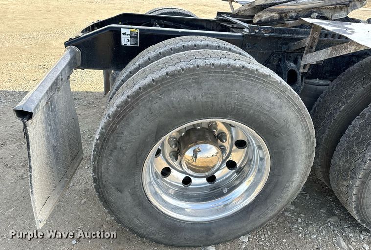 image for item EN5085 2021 Peterbilt semi truck