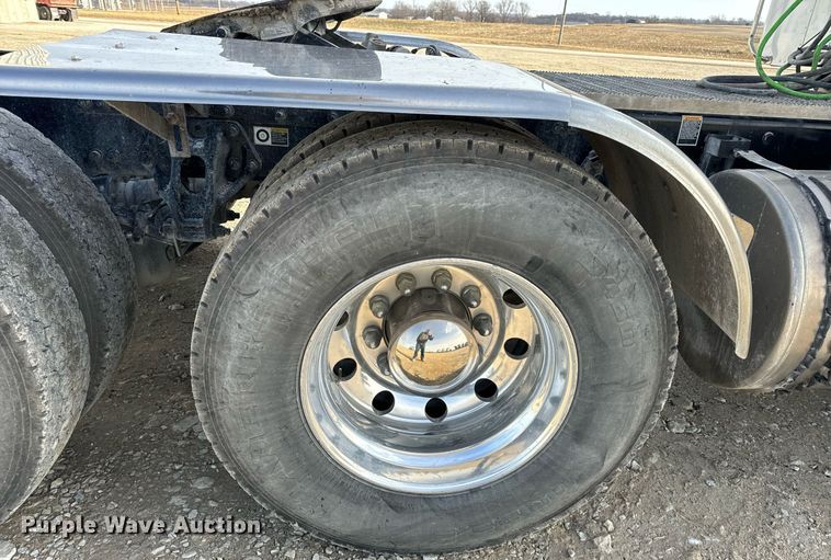 image for item EN5085 2021 Peterbilt semi truck