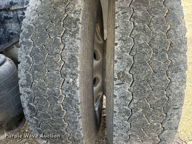 image for item EN5085 2021 Peterbilt semi truck