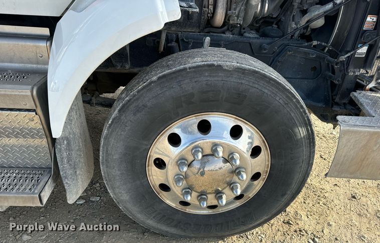 image for item EN5085 2021 Peterbilt semi truck