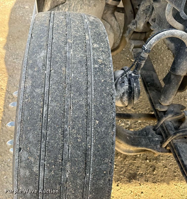 image for item EN5085 2021 Peterbilt semi truck