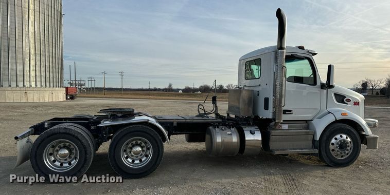 image for item EN5086 2022 Peterbilt 567 semi truck