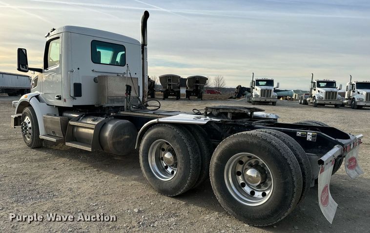 image for item EN5086 2022 Peterbilt 567 semi truck