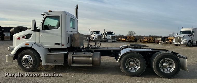image for item EN5086 2022 Peterbilt 567 semi truck