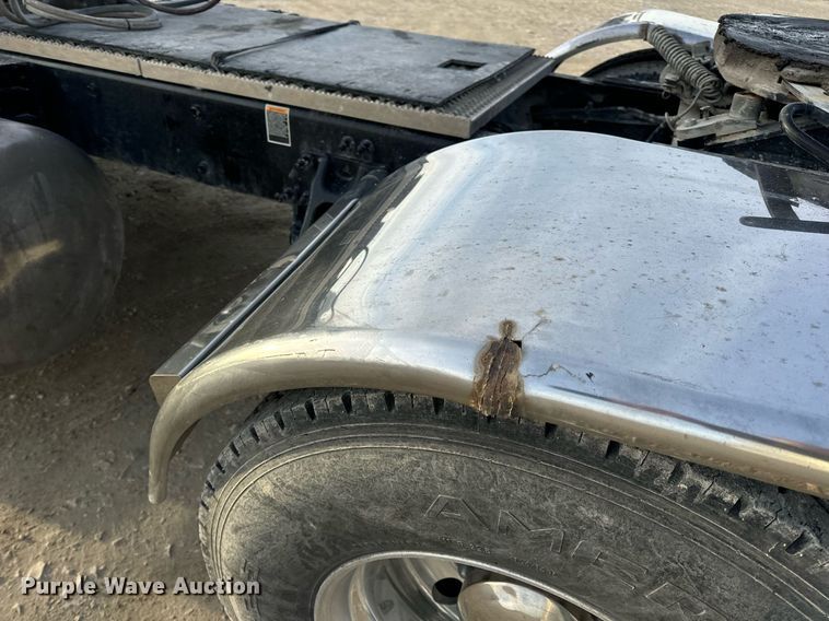 image for item EN5086 2022 Peterbilt 567 semi truck