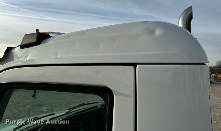 image for item EN5086 2022 Peterbilt 567 semi truck