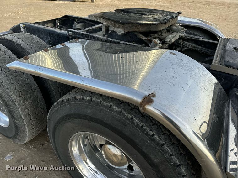 image for item EN5086 2022 Peterbilt 567 semi truck