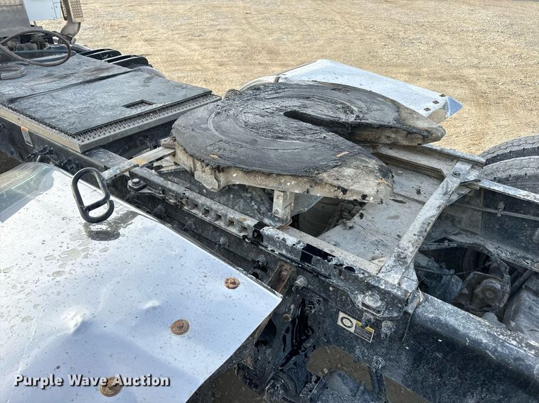 image for item EN5086 2022 Peterbilt 567 semi truck