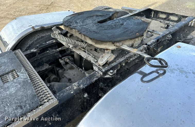 image for item EN5086 2022 Peterbilt 567 semi truck